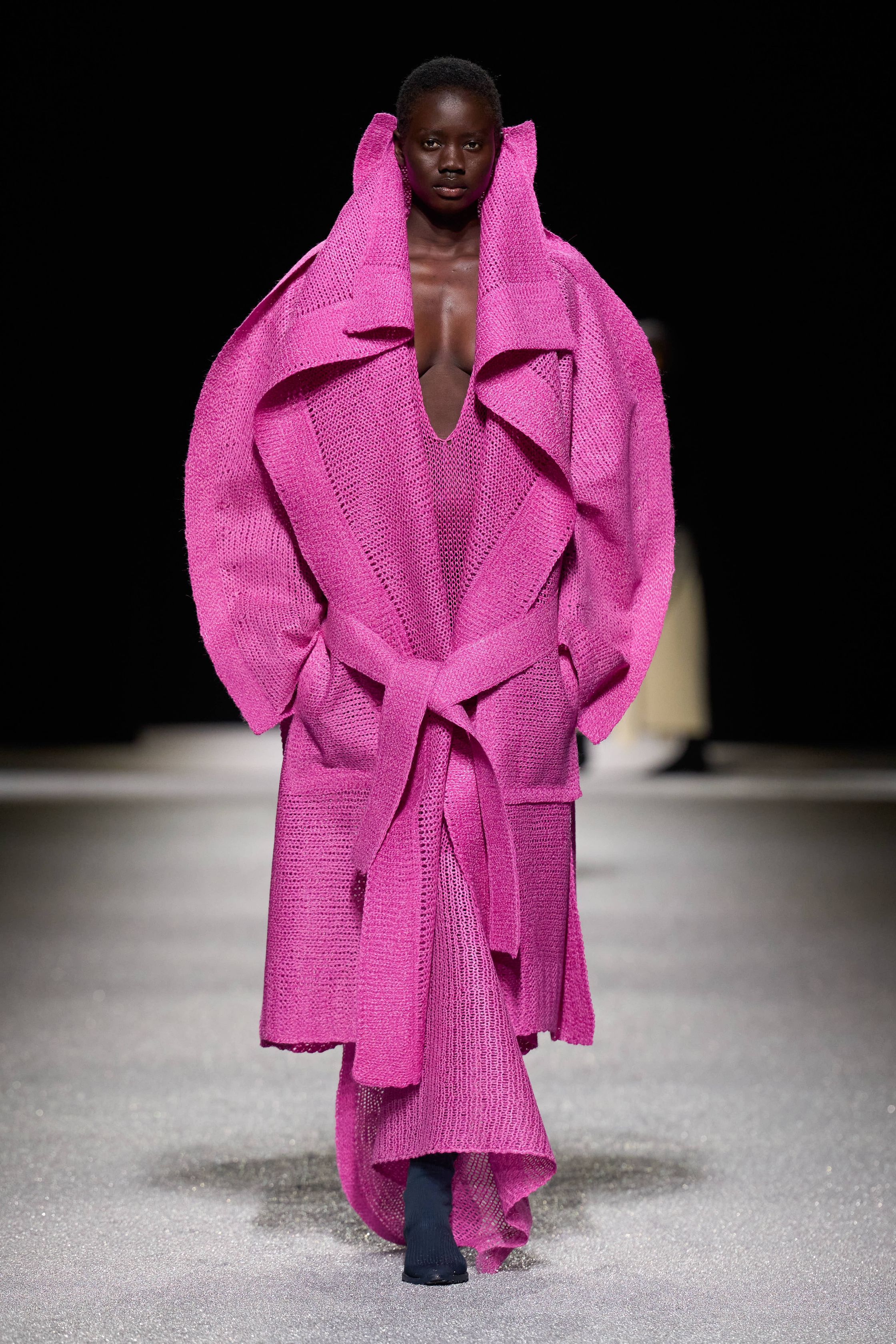 Issey Miyake 这一季把“留白”做成了真正可被看见的力量：黑白灰的大面积静默、宽松针织与褶皱结构先建立禅意秩序，随后以明黄、亮粉与雕塑化体量突然打破沉静，让衣服像在呼吸，也像在生长。它不是简单的极简主义，而是一种把工艺、身体与空间关系重新推向前台的诗性实验-顽石频道趋势研究